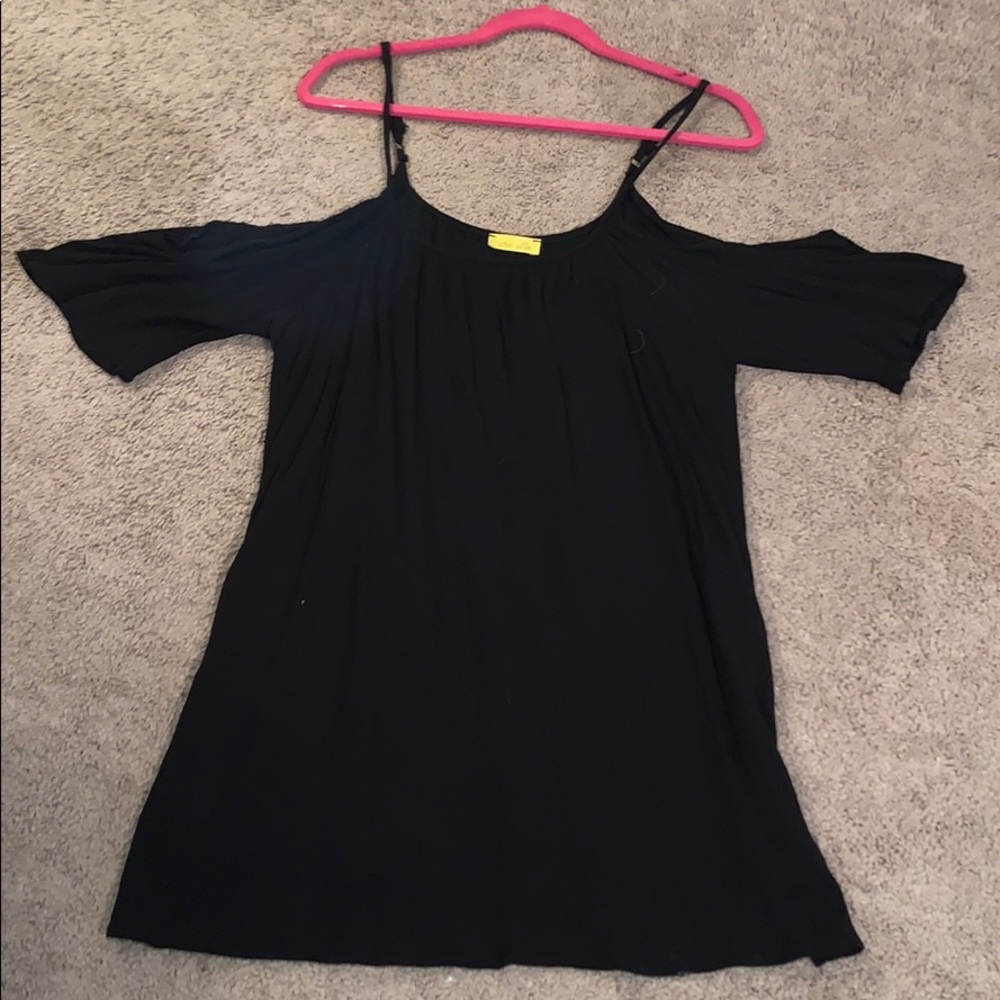 Boutique dress. Adjustable straps. Cold shoulder.